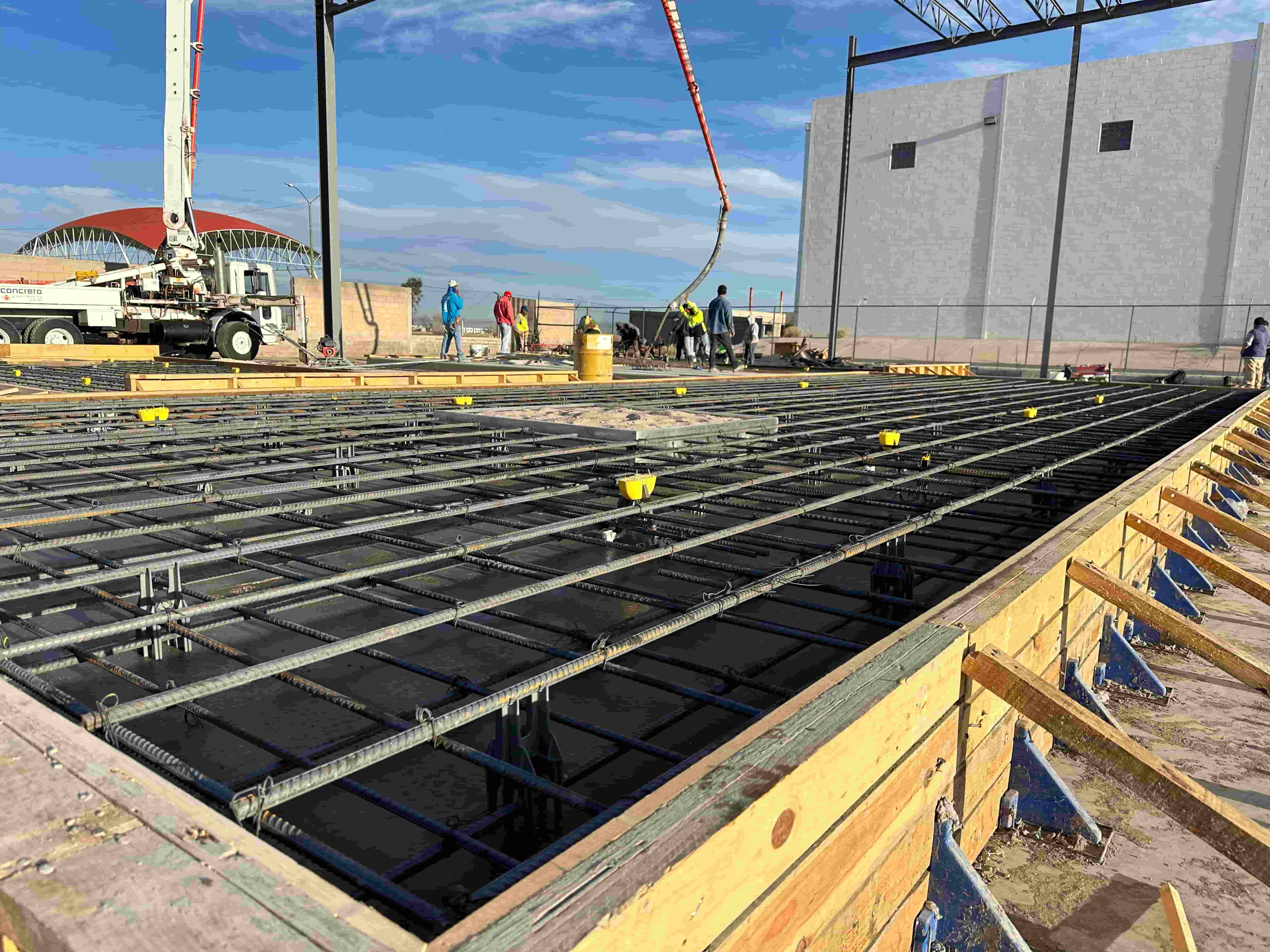 Armado de acero con silletas y cimbra de madera listos para recibir el colado de concreto en estacionamiento